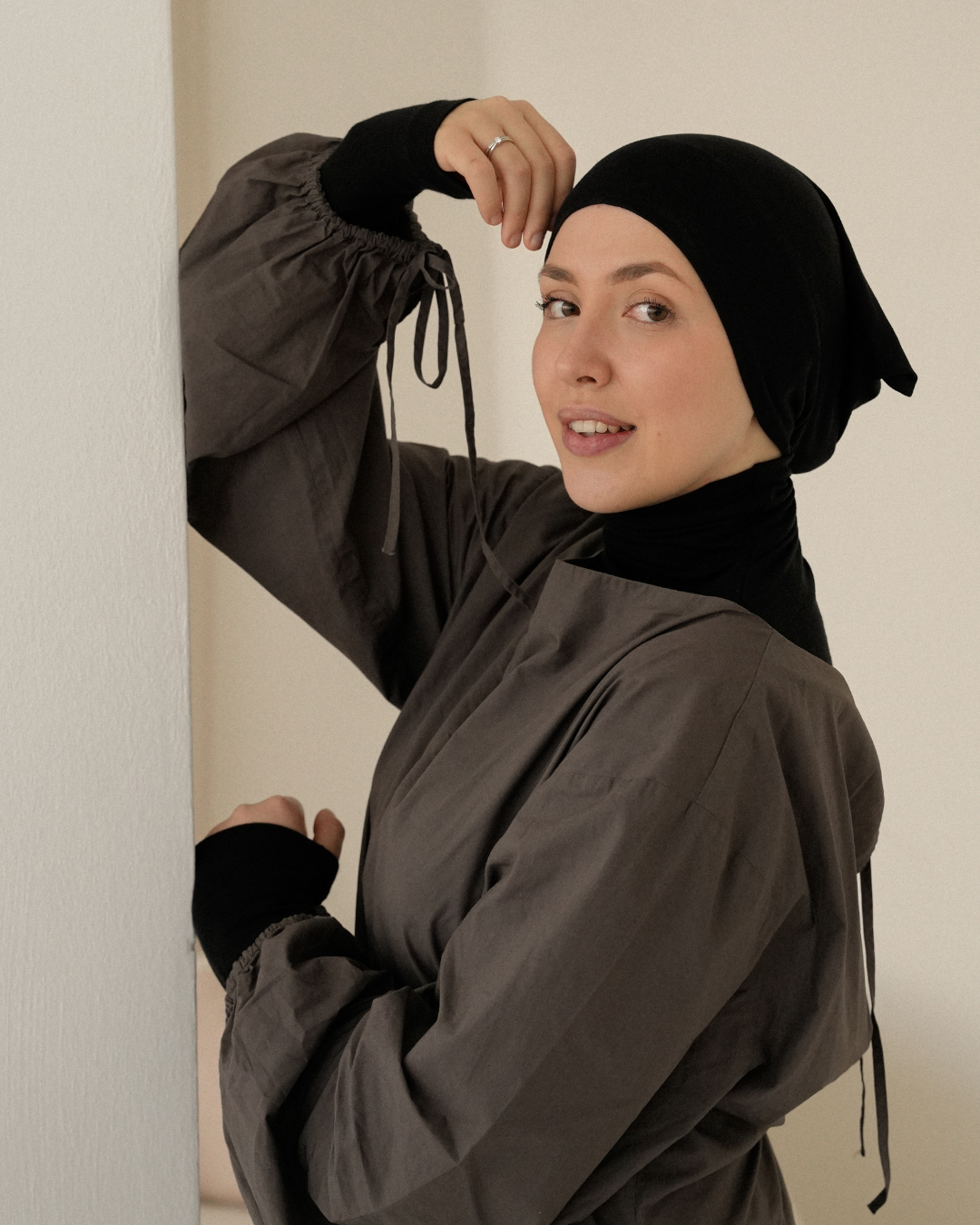 Silk and organic cotton bonnet "Mariposa" (Black)