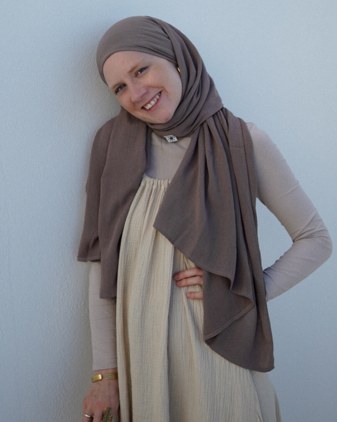 Crinkle chiffon hijab "Sandy" made of viscose and linen (Deep Taupe)