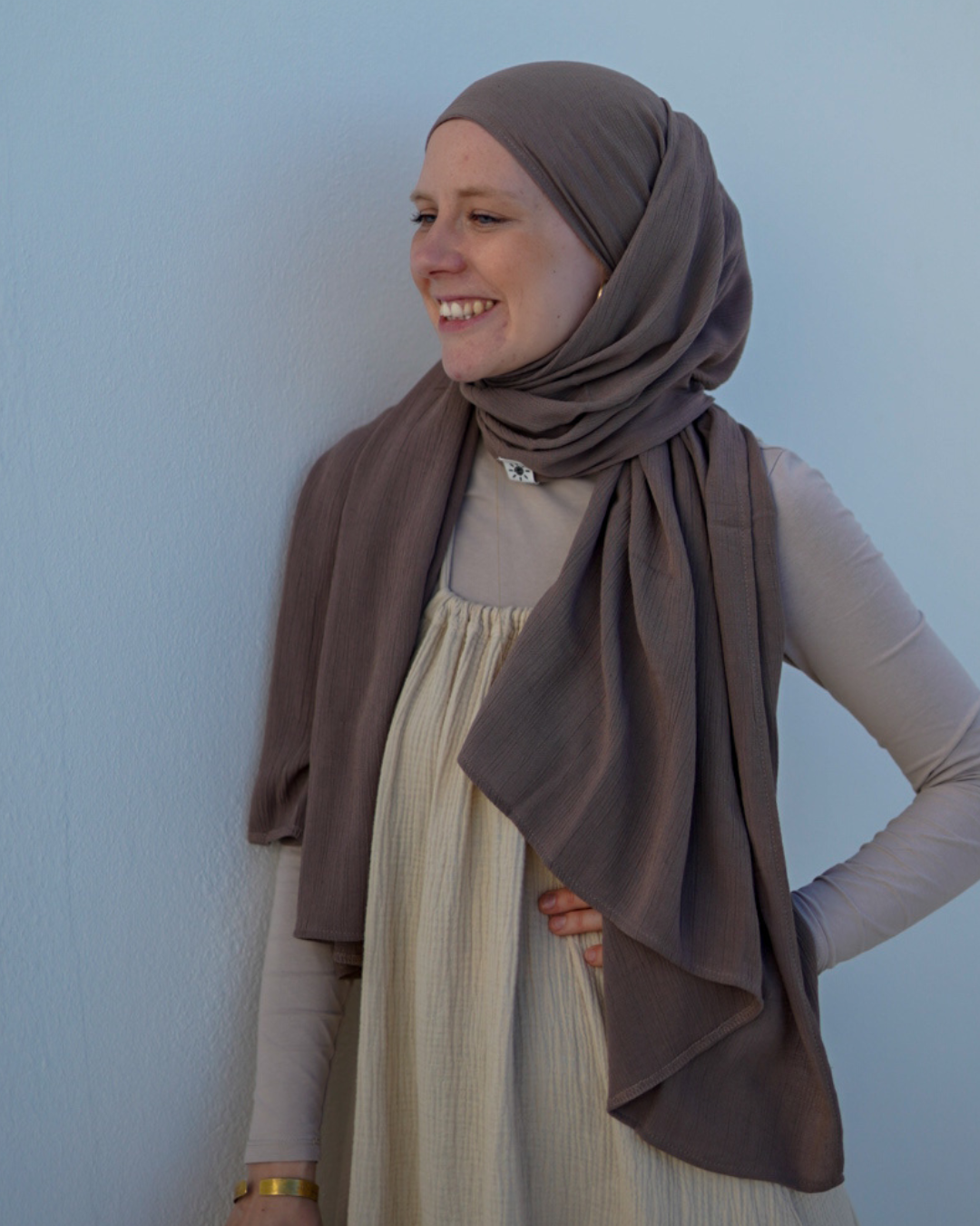 Crinkle chiffon hijab "Sandy" made of viscose and linen (Deep Taupe)