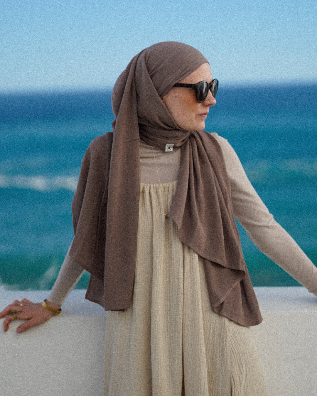 Crinkle chiffon hijab "Sandy" made of viscose and linen (Deep Taupe)