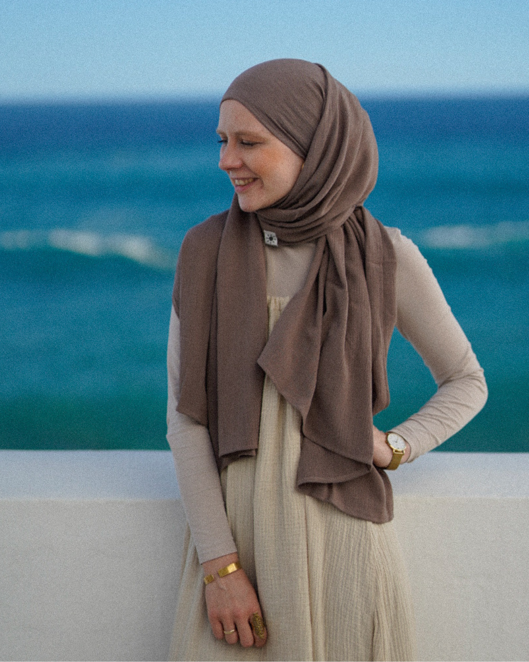 Crinkle chiffon hijab "Sandy" made of viscose and linen (Deep Taupe)