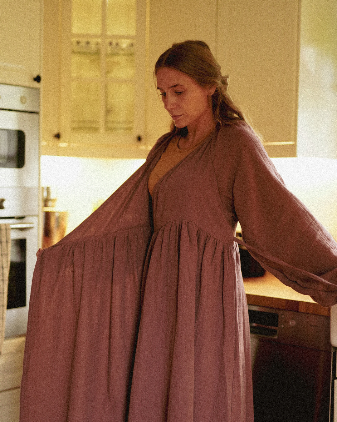 Breastfeeding-friendly wrap abaya "Lunaria" made from organic cotton (Plum)