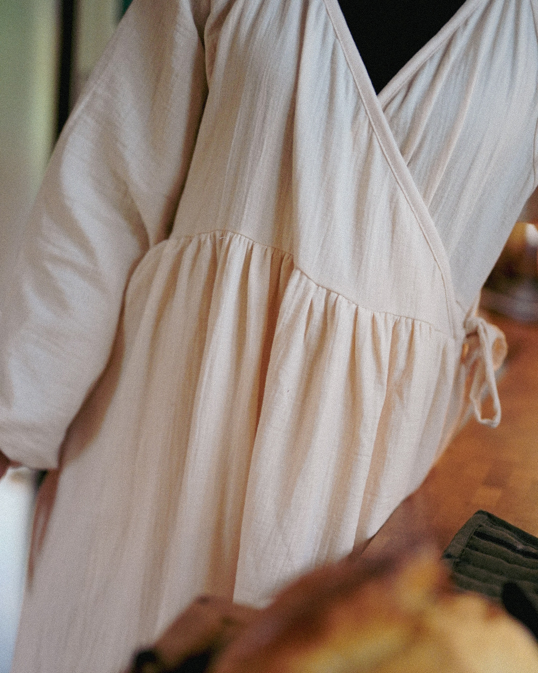 Breastfeeding-friendly wrap abaya "Lunaria" made from organic cotton (Powder)