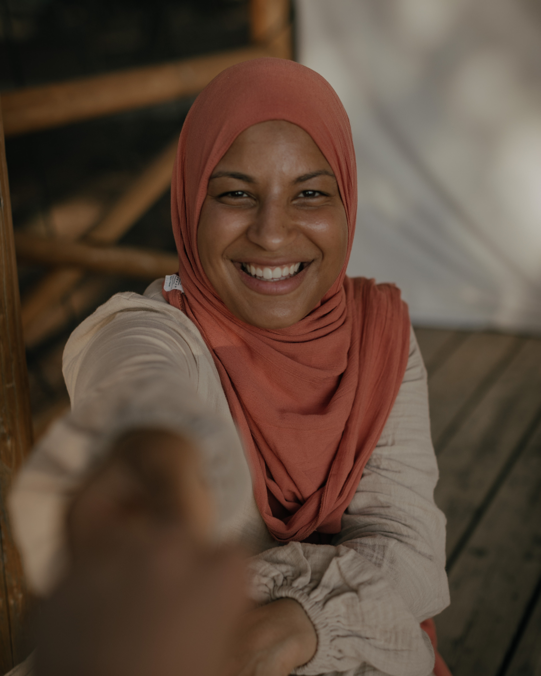 Crinkle chiffon hijab "Sandy" made of viscose and linen (Fox Red)