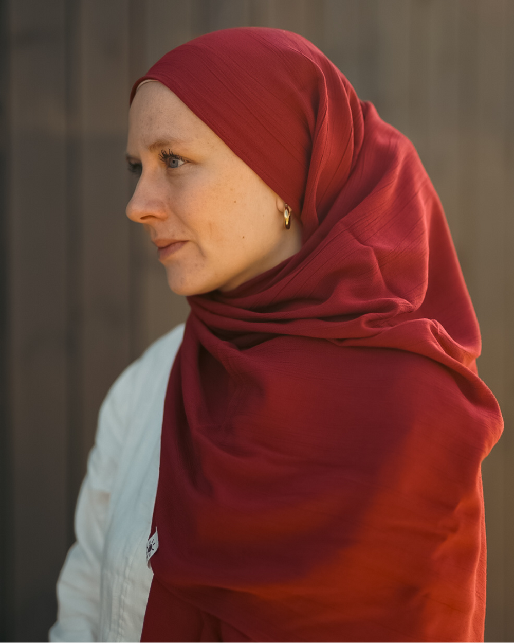 Crinkle chiffon hijab "Sandy" made of viscose and linen (Ruby)
