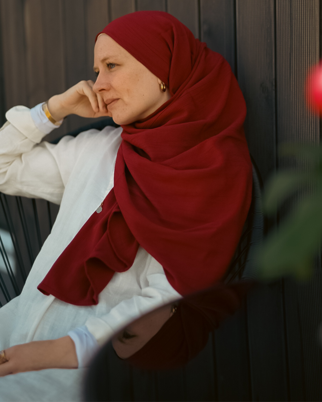Crinkle chiffon hijab "Sandy" made of viscose and linen (Ruby)