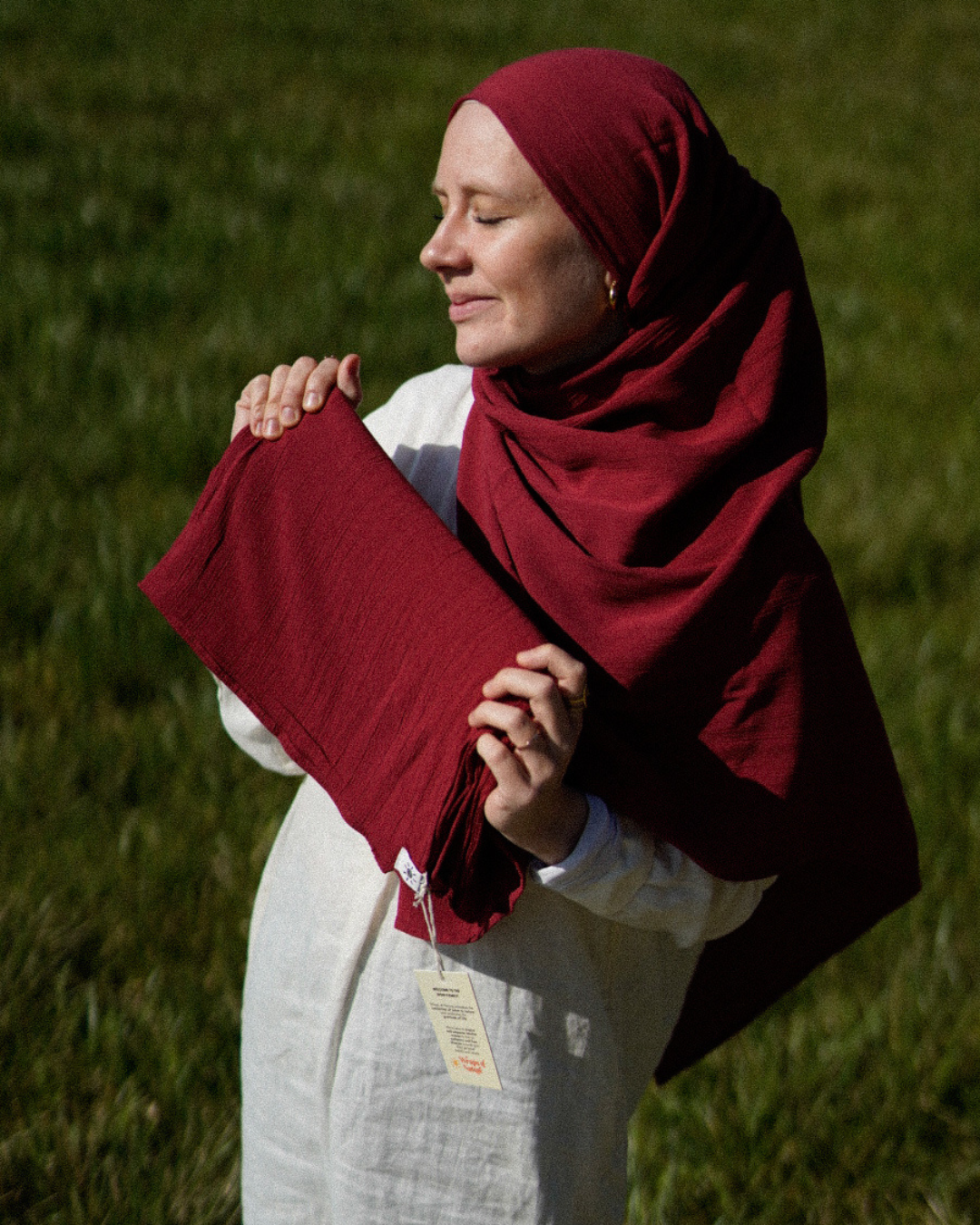 Crinkle chiffon hijab "Sandy" made of viscose and linen (Ruby)