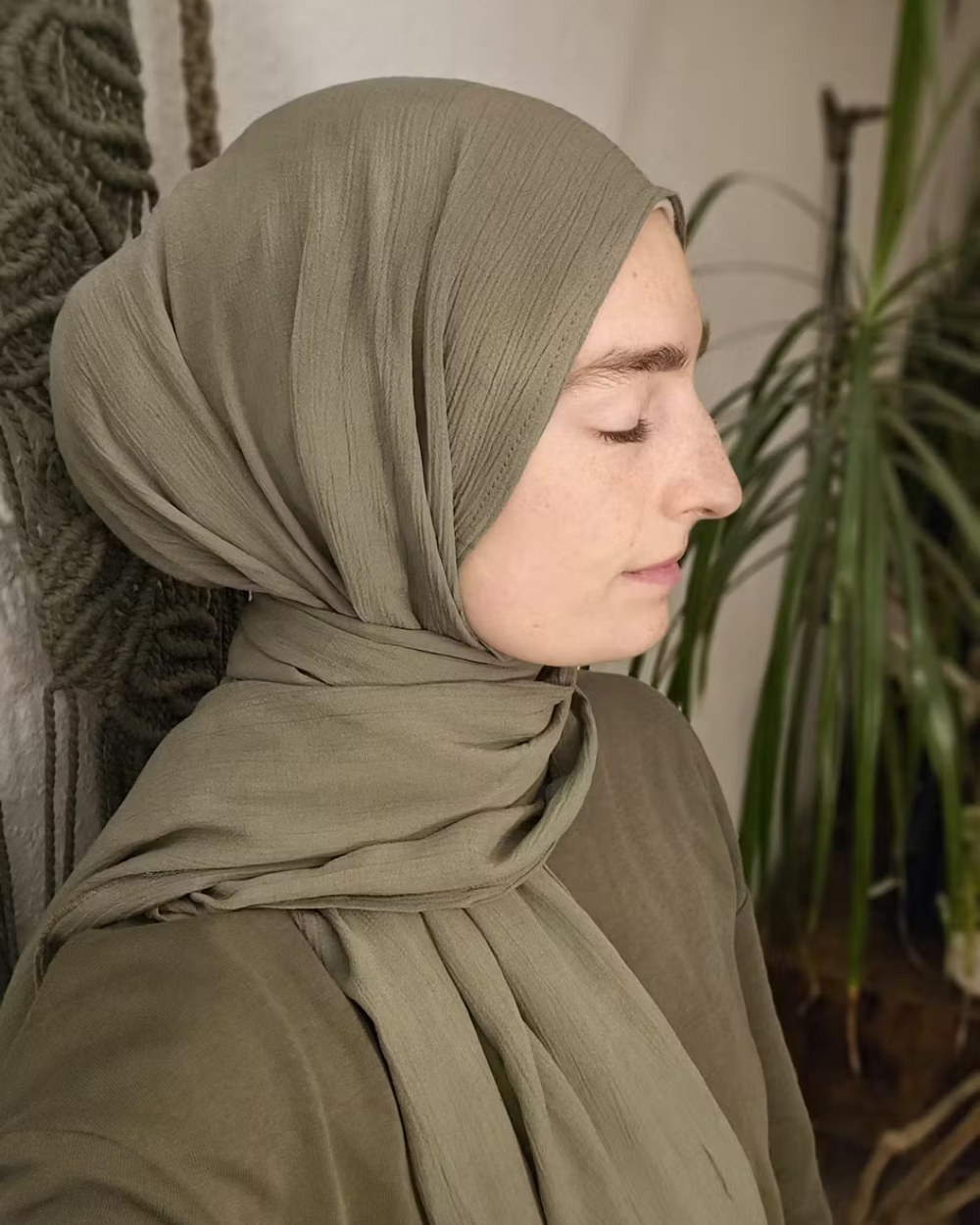 Crinkle chiffon hijab "Sandy" made of viscose and linen (Forest Green)