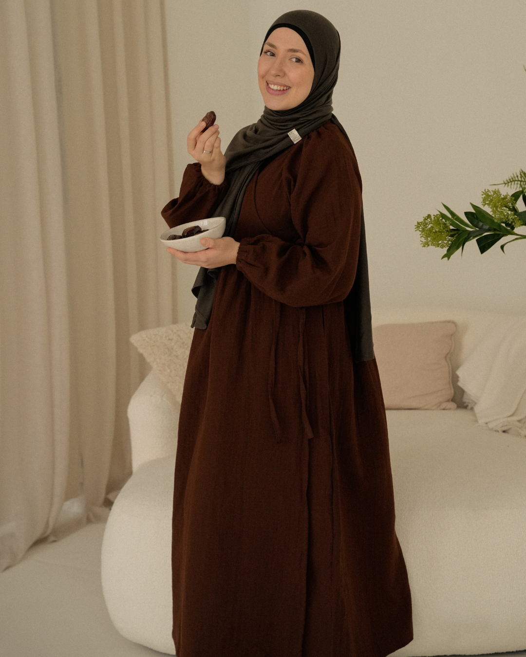 Breastfeeding-friendly abaya "Lunaria" made from organic cotton (Date Brown)