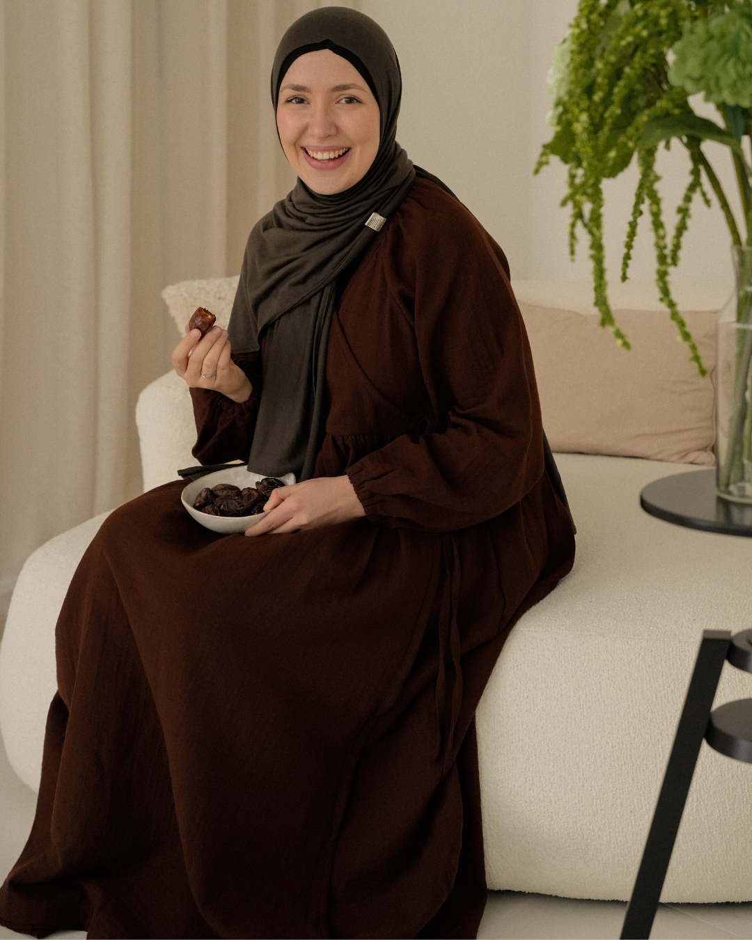 Breastfeeding-friendly abaya "Lunaria" made from organic cotton (Date Brown)