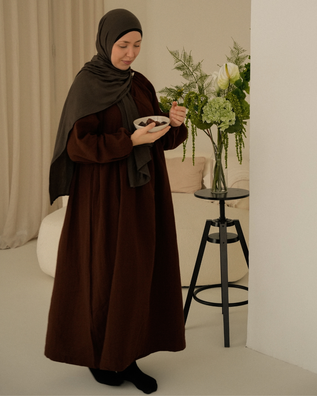 Breastfeeding-friendly abaya "Lunaria" made from organic cotton (Date Brown)