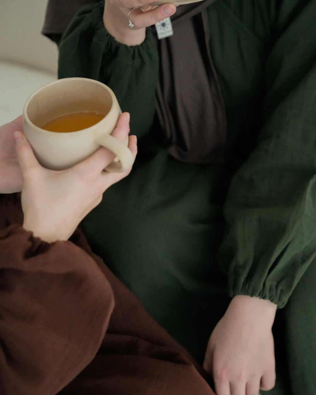 Breastfeeding-friendly abaya "Lunaria" made from organic cotton (Date Brown)