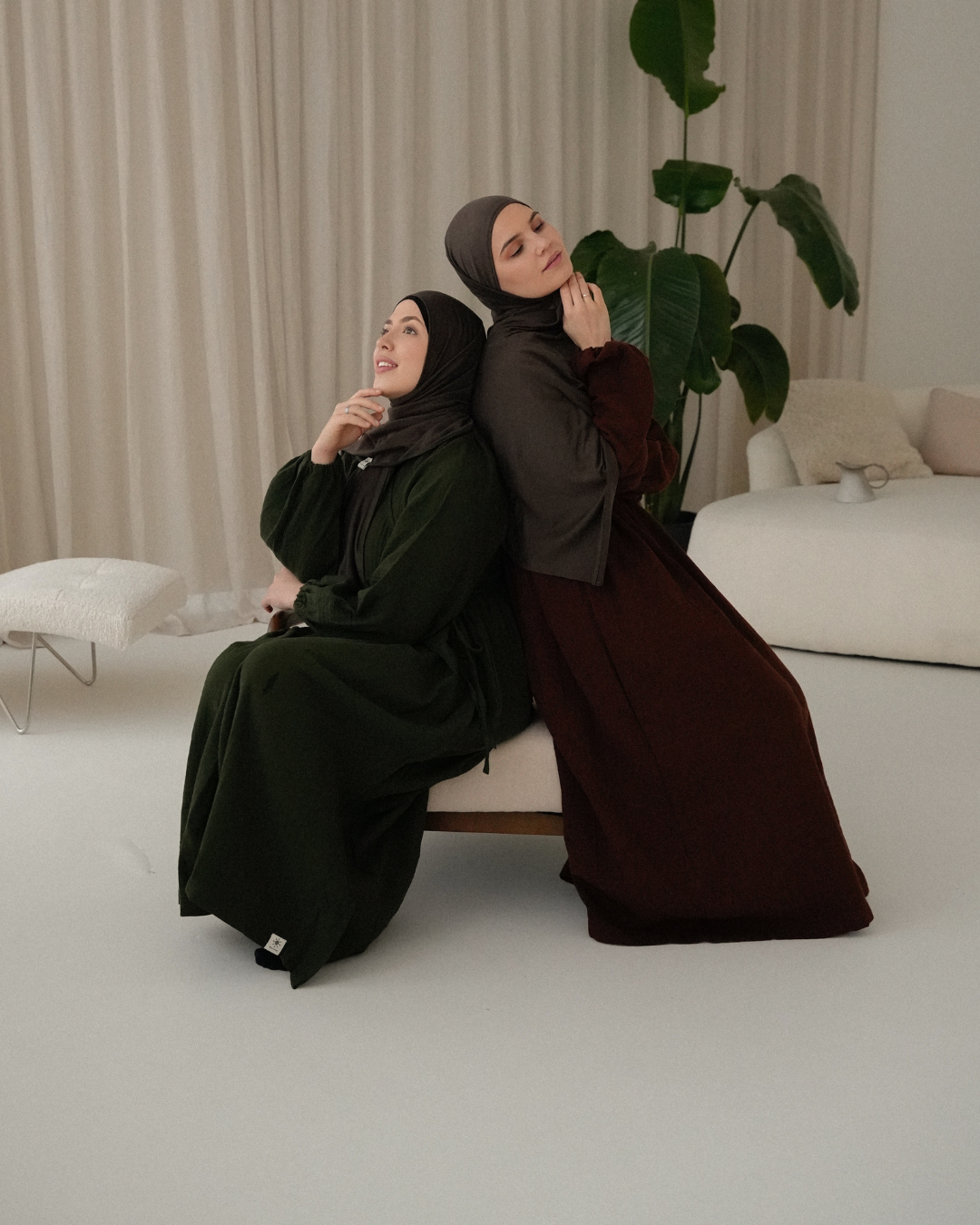 Breastfeeding-friendly abaya "Lunaria" made from organic cotton (Date Brown)