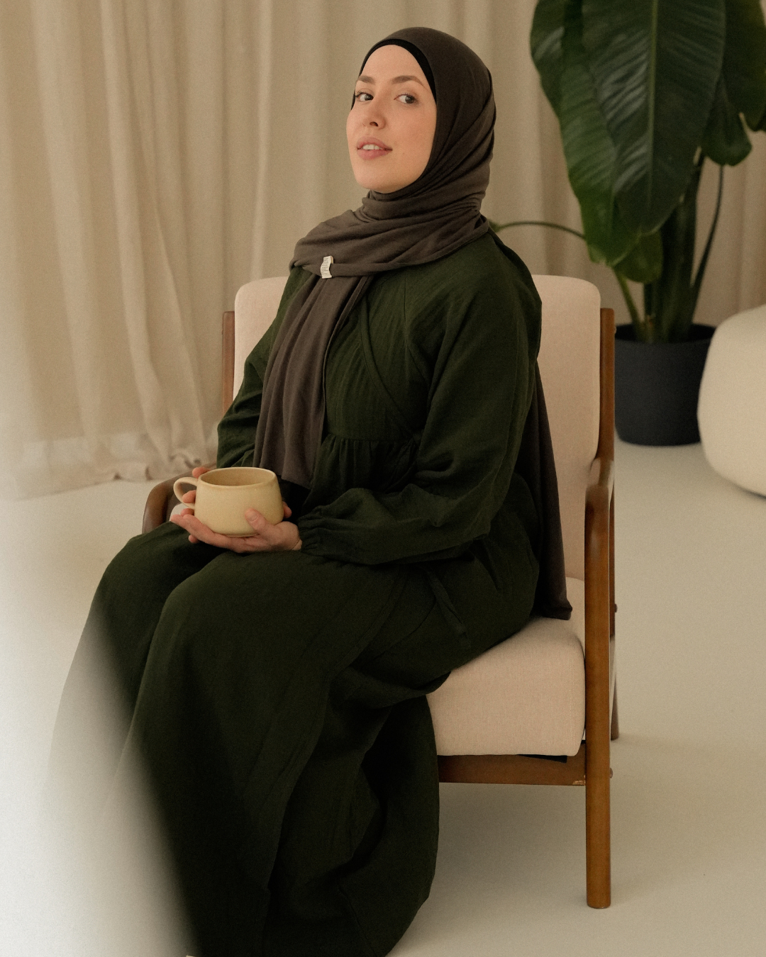 Breastfeeding-friendly wrap abaya "Lunaria" made from organic cotton (moss)