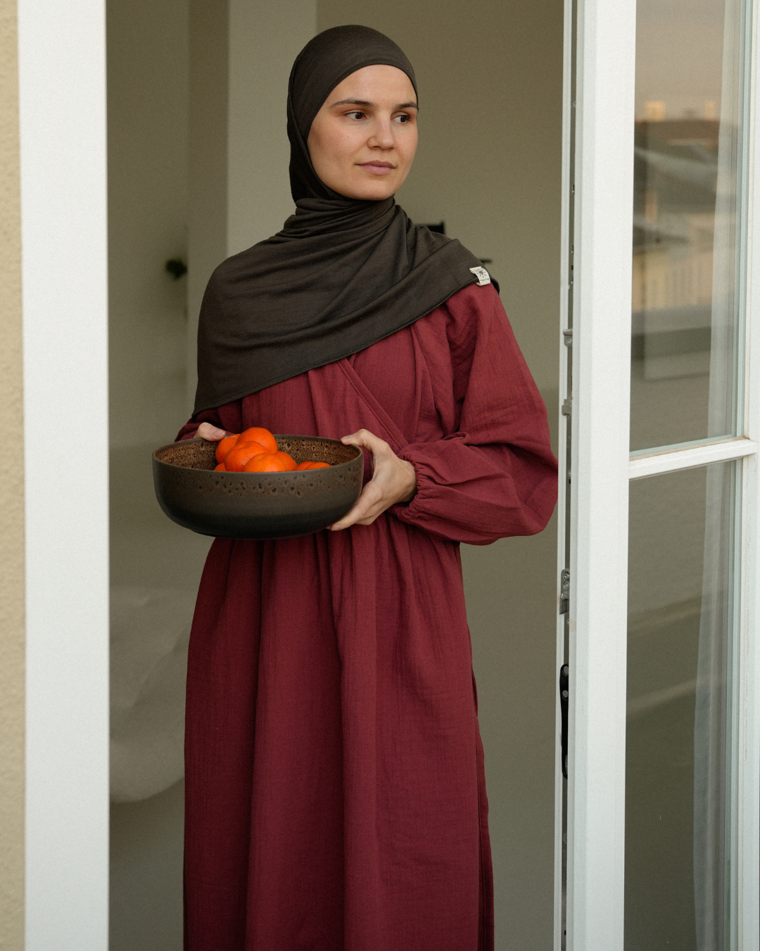 Breastfeeding-friendly wrap abaya "Lunaria" made from organic cotton (burgundy)