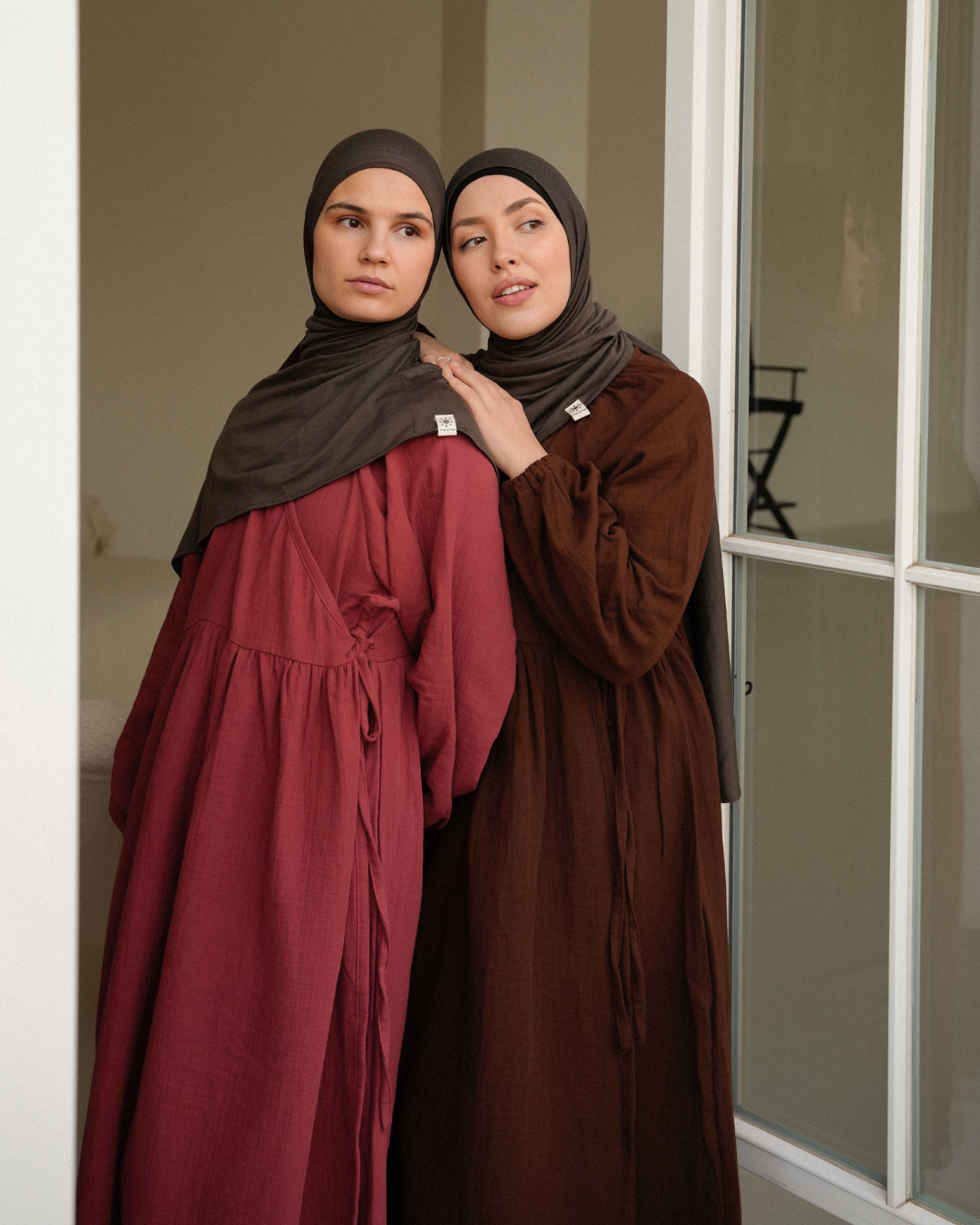 Breastfeeding-friendly abaya "Lunaria" made from organic cotton (Date Brown)