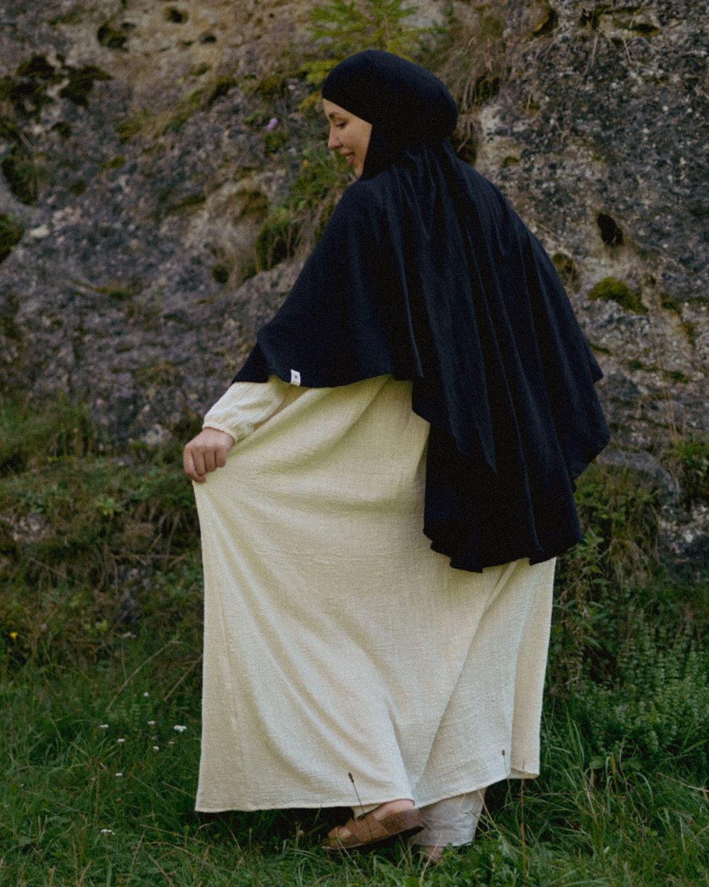 Sandy Crinkle Khimar in viscose and linen (Black)