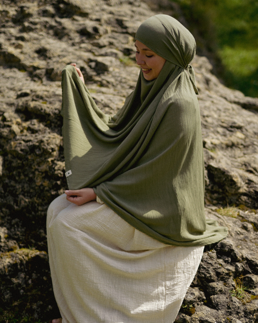 Sandy Crinkle Khimar in viscose and linen (Forest Green)