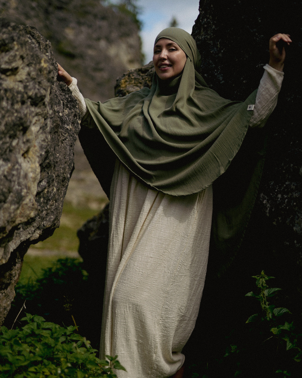 Sandy Crinkle Khimar in viscose and linen (Forest Green)