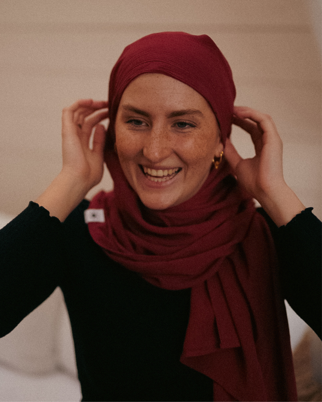 Crinkle chiffon hijab "Sandy" made of viscose and linen (Ruby)