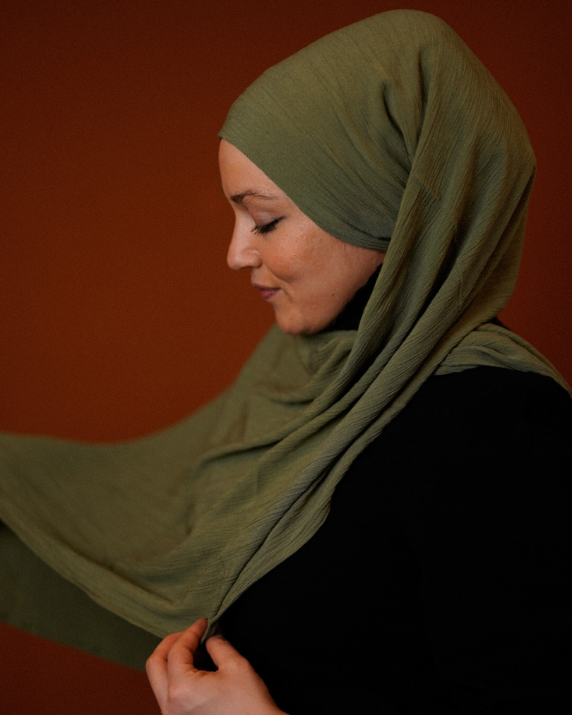 Crinkle chiffon hijab "Sandy" made of viscose and linen (Forest Green)