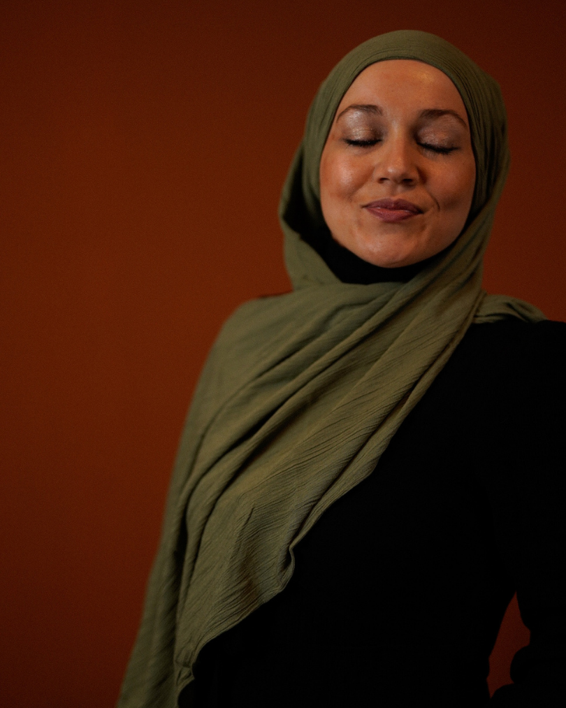 Crinkle chiffon hijab "Sandy" made of viscose and linen (Forest Green)