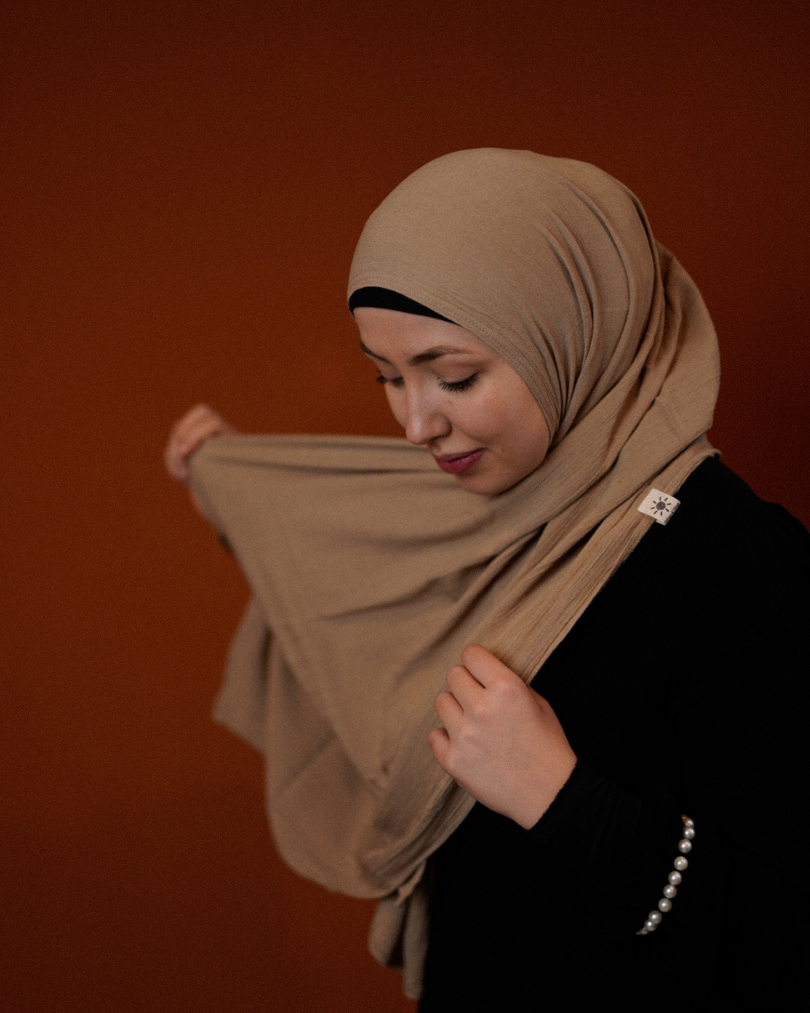Crinkle chiffon hijab "Sandy" made of viscose and linen (sand)