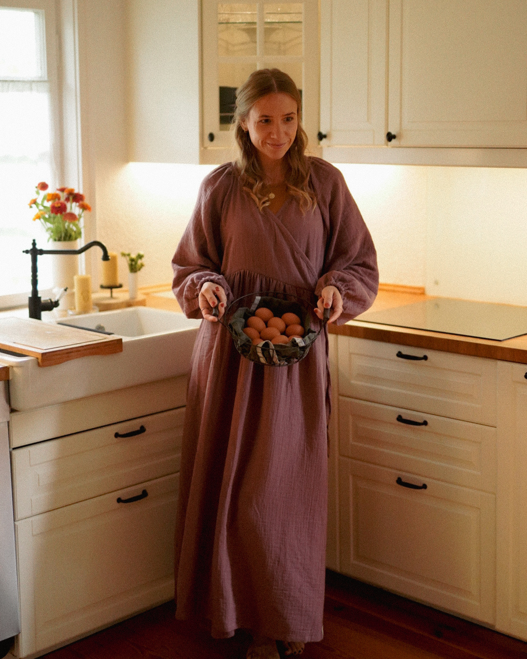 Breastfeeding-friendly wrap abaya "Lunaria" made from organic cotton (Plum)