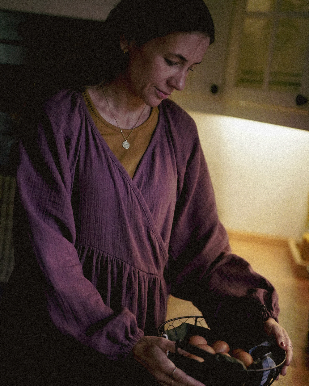 Breastfeeding-friendly wrap abaya "Lunaria" made from organic cotton (Plum)
