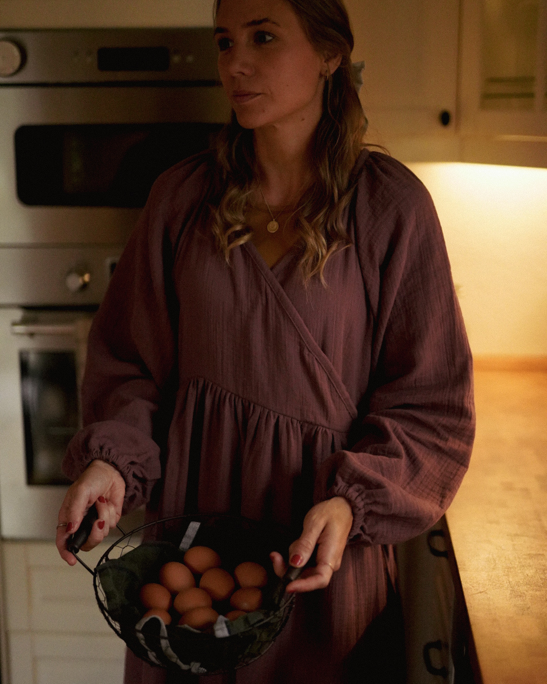 Breastfeeding-friendly wrap abaya "Lunaria" made from organic cotton (Plum)