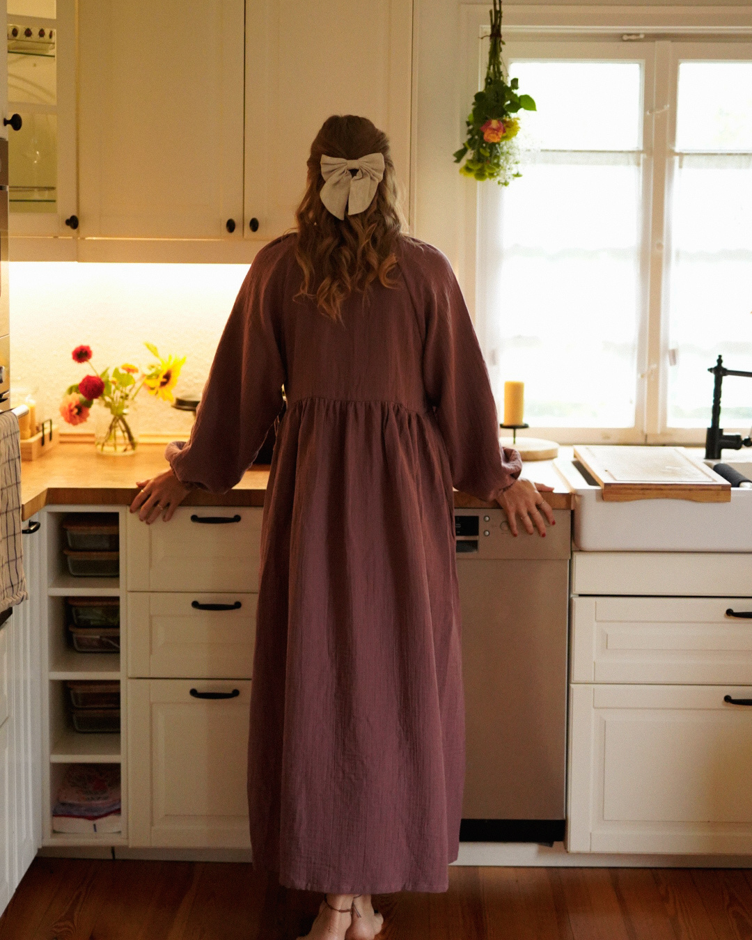 Breastfeeding-friendly wrap abaya "Lunaria" made from organic cotton (Plum)