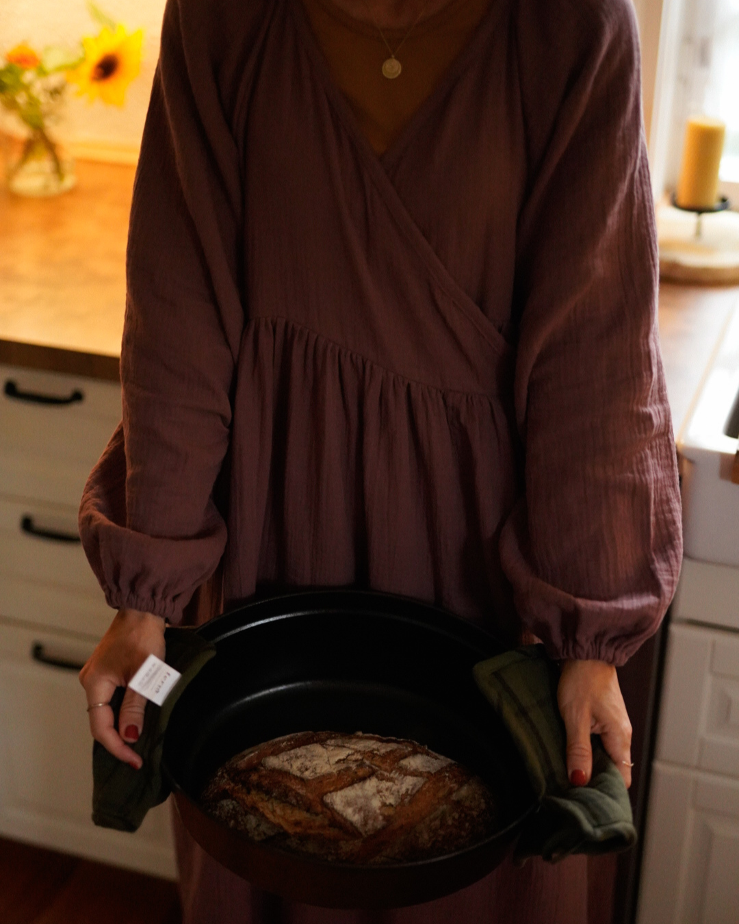 Breastfeeding-friendly wrap abaya "Lunaria" made from organic cotton (Plum)