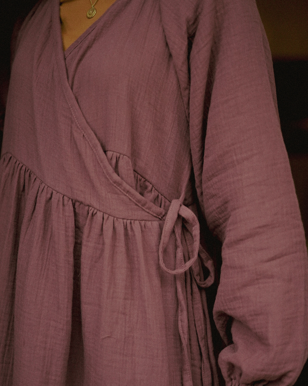 Breastfeeding-friendly wrap abaya "Lunaria" made from organic cotton (Plum)