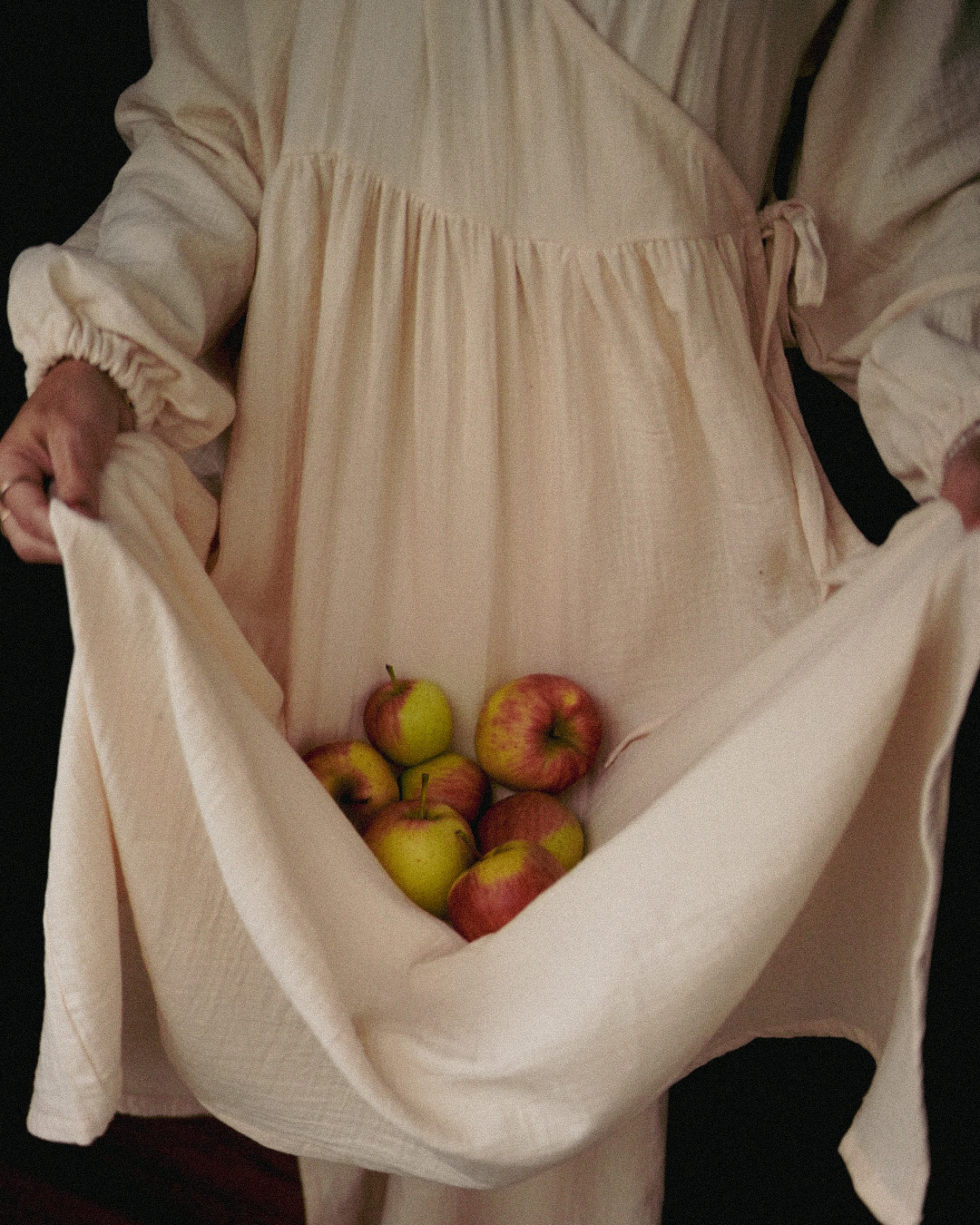 Breastfeeding-friendly wrap abaya "Lunaria" made from organic cotton (Powder)