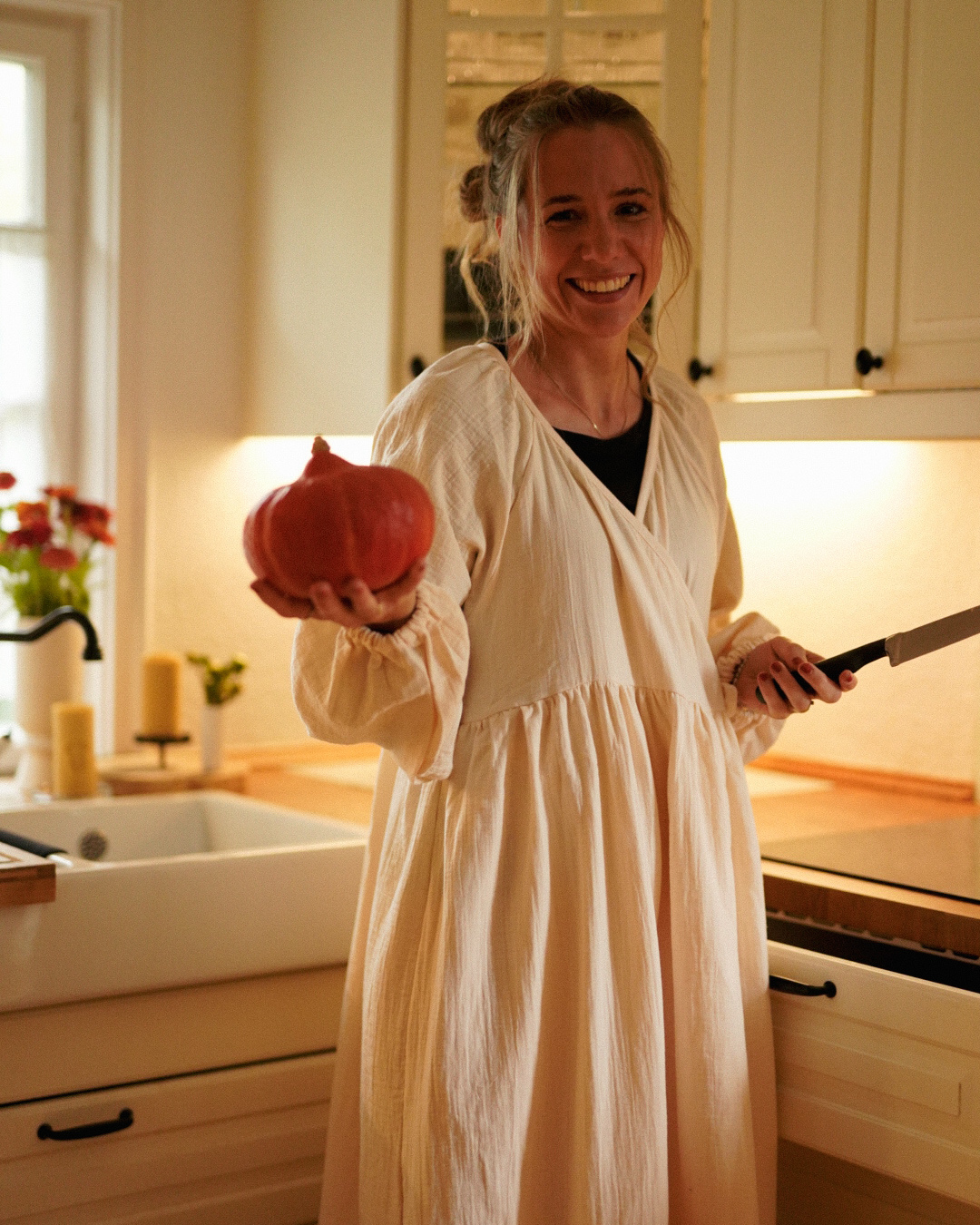 Breastfeeding-friendly wrap abaya "Lunaria" made from organic cotton (Powder)