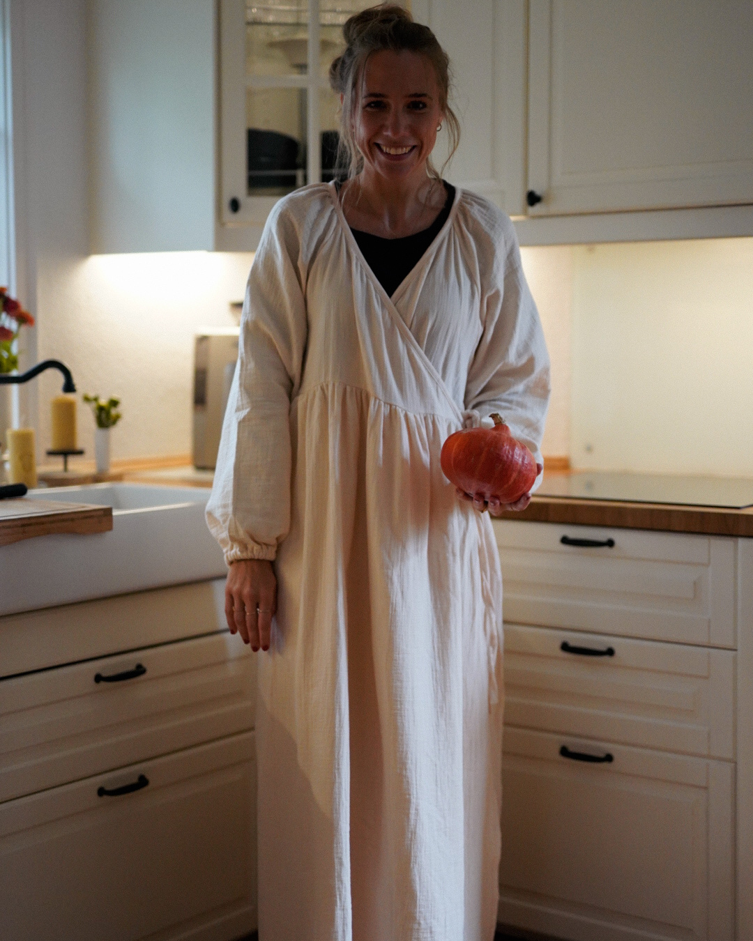 Breastfeeding-friendly wrap abaya "Lunaria" made from organic cotton (Powder)