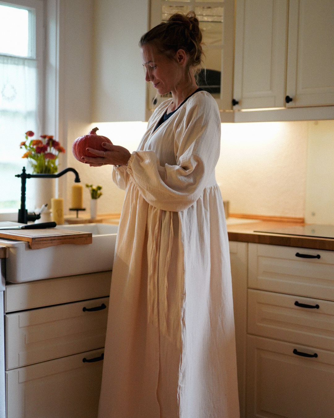 Breastfeeding-friendly wrap abaya "Lunaria" made from organic cotton (Powder)