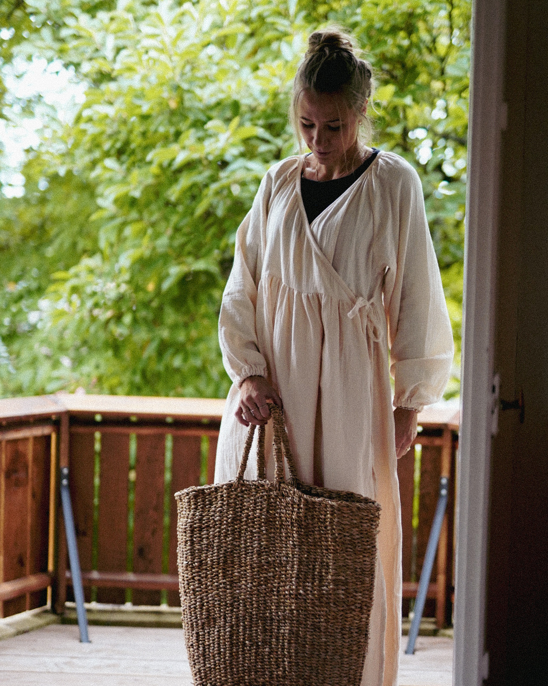 Breastfeeding-friendly wrap abaya "Lunaria" made from organic cotton (Powder)