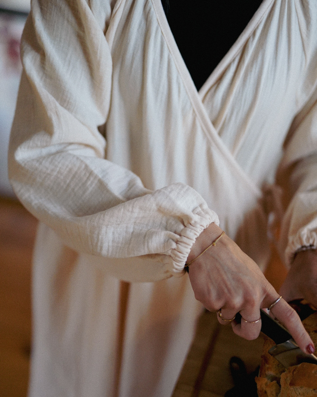 Breastfeeding-friendly wrap abaya "Lunaria" made from organic cotton (Powder)