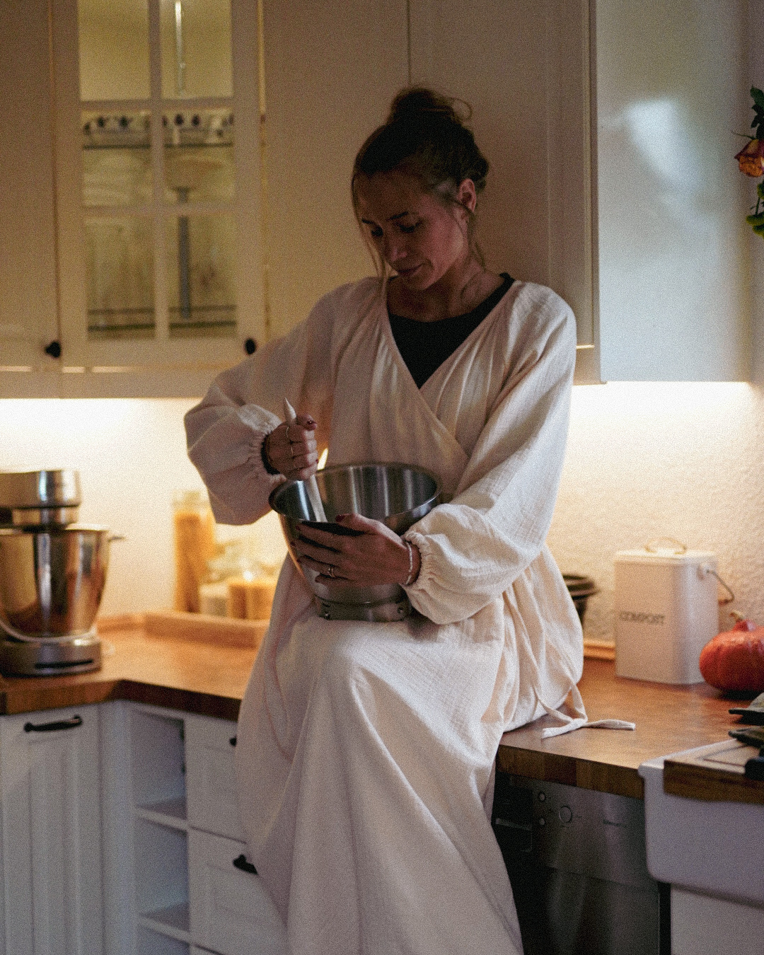 Breastfeeding-friendly wrap abaya "Lunaria" made from organic cotton (Powder)